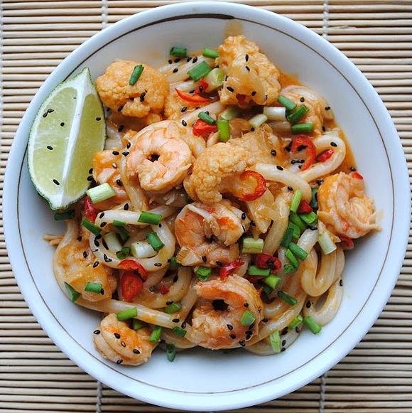 Curry z krewetek i kalafiora z makaronem udon