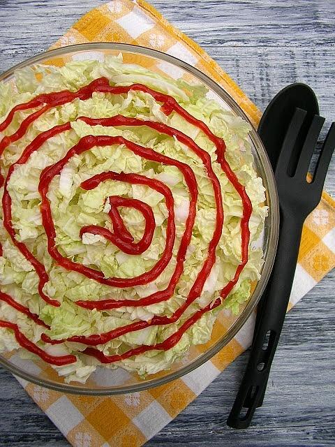Sałatka gyros z kurczakiem, kukurydzą i kapustą pekińską