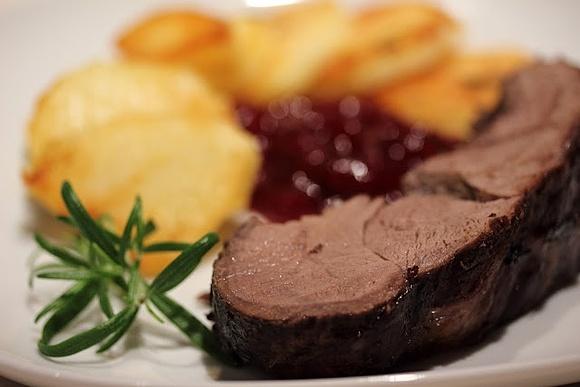Pieczony udziec sarny z rozmarynowymi ziemniakami