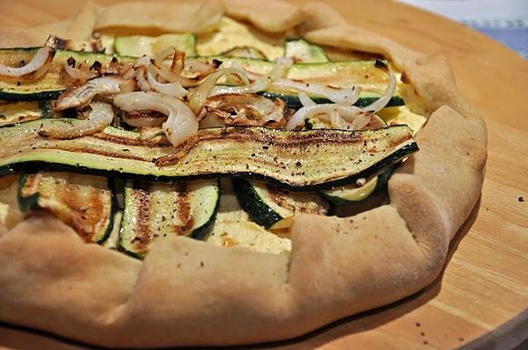 Wytrawny placek z ricottą i grillowaną cukinią