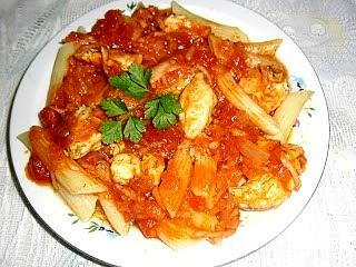Makaron z sosem z kurczakiem i warzywami