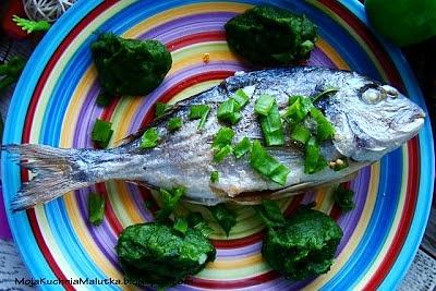 Dorada z piekarnika z puree z szpinaku