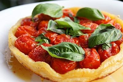 Tarta tatin z pomidorami i bazylią