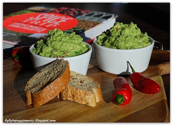 Guacamole - kremowy dip z awokado, idealny na śniadanie i przekąski