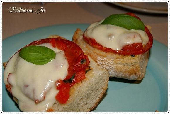 Bruschetta z pomidorami i mozzarellą