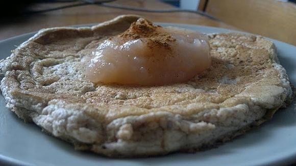 Omlet biszkoptowy na śniadanie z dżemem
