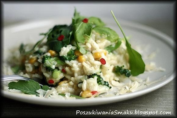 Risotto z brokułem kukurydzą chilli i rukolą doprawione kardamonem i gałką muszkatołową