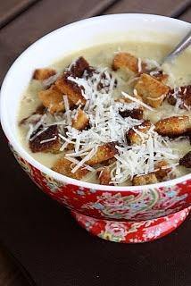 Zupa czosnkowa z Grana Padano i grzankami