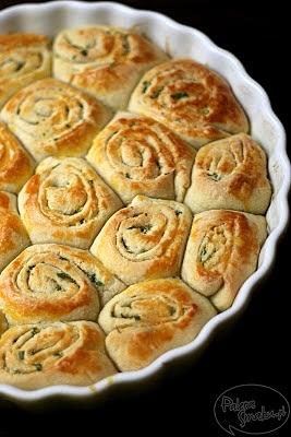 Ślimaki drożdżowe z masłem czosnkowo-pietruszkowym
