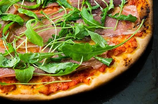 Najlepsza pizza Wojciecha z prosciutto i rukolą