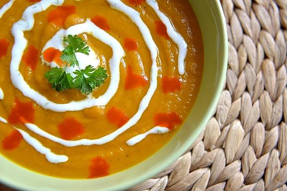 Aromatyczny krem z marchwi z imbirem i chili