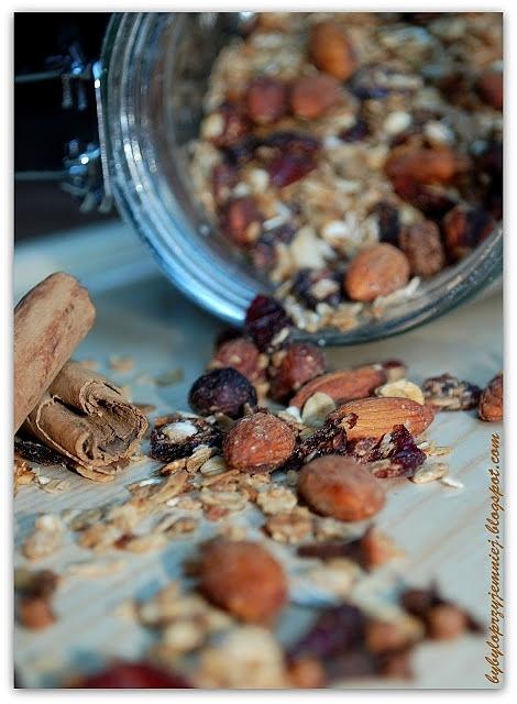 Zimowa granola pachnąca gwiazdką