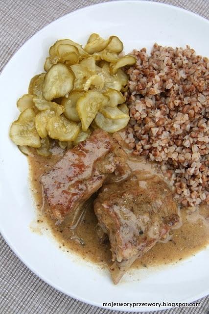Żeberka w sosie z suszonych grzybów
