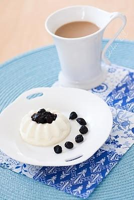 Panna cotta z aronią i białą czekoladą