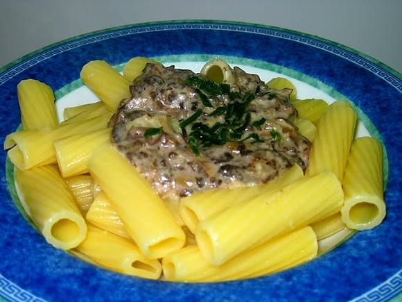 Makaron z sosem pieczarkowo-serowym