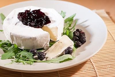 Camembert z konfiturą z aronii