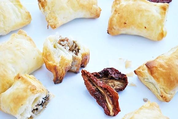 Francuskie pierożki z kaszą gryczaną, suszonymi pomidorami i grzybami