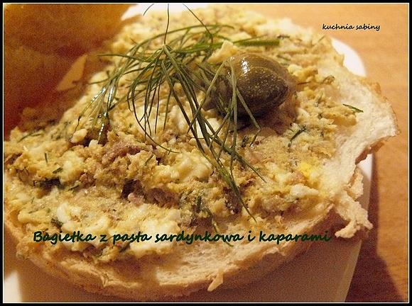 Bagietka z pastą sardynkową i kaparami