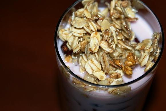 Granola z żurawinami, białą czekoladą i orzechami