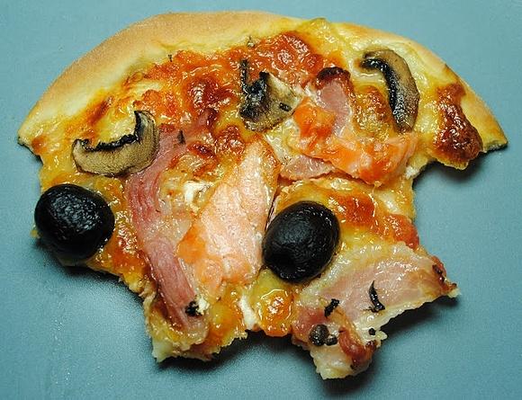 Pizza z wędzonym łososiem i boczkiem