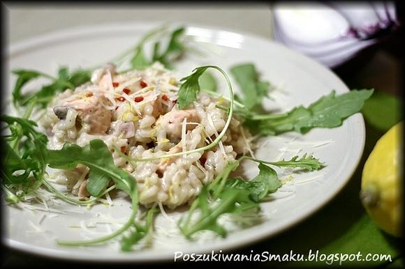Cytrynowe risotto z łososiem, chilli i rukolą