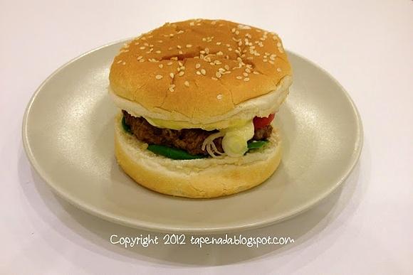 Burgery z cheddarem i świeżym szpinakiem