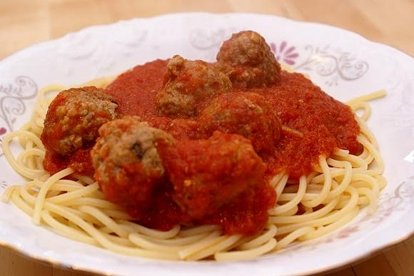 Spaghetti z mięsem i sosem pomidorowym