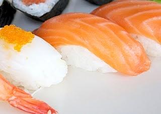 Nigiri - klasyczne japońskie sushi z ryżem i rybą