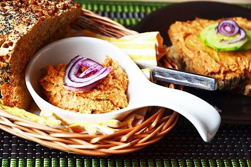 Domowa pasta do chleba z wędzoną makrelą i suszonymi pomidorami