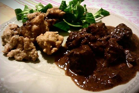 Boeuf bourguignon Karoliny j. z kluskami kładzionymi.