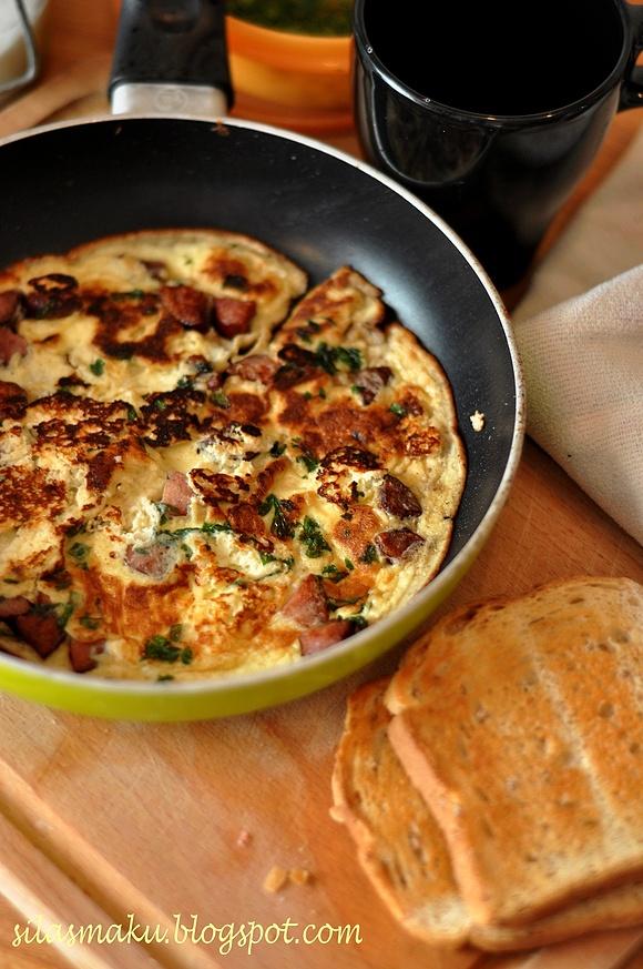 Omlet z kiełbasą i fetą