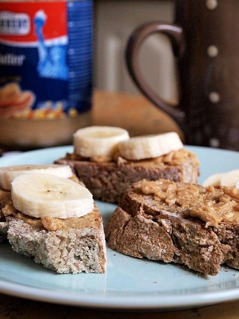 Opiekany irish soda bread z masłem orzechowym i bananem