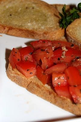 Bruschetta z pomidorami i czosnkiem na kolację