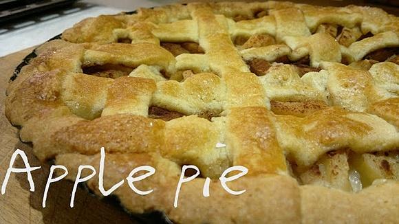 Szarlotka na cieście kruchym z jabłkami