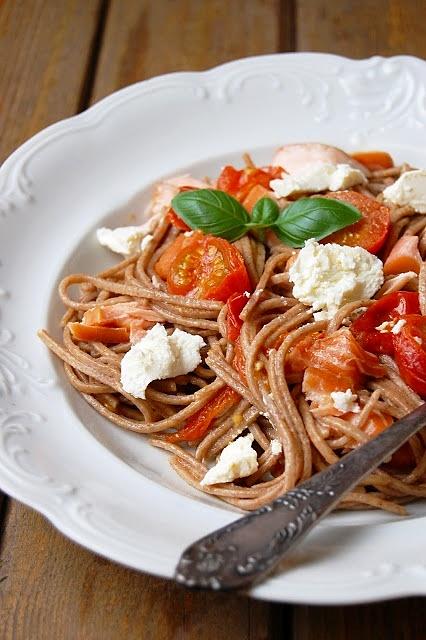 Orkiszowe spaghetti z łososiem i pomidorkami