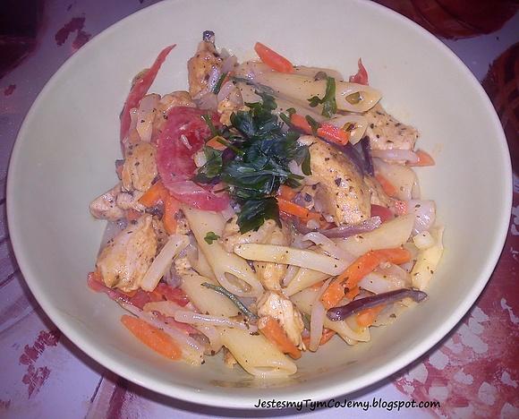 Penne z warzywami i indykiem