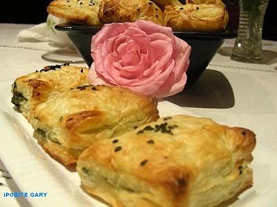 Ciasteczka francuskie ze szpinakiem suszonym pomidorem i czarnuszką
