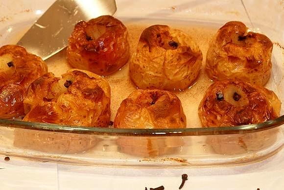 Pieczone jabłka z cynamonem goździkami i kardamonem
