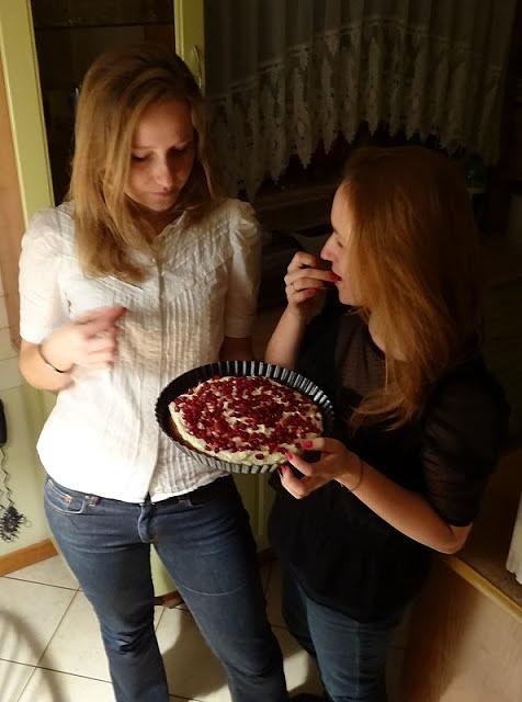 Tarta z białą czekoladą i granatem
