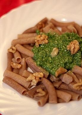 Żytni makaron z pesto bazyliowo-migdałowym