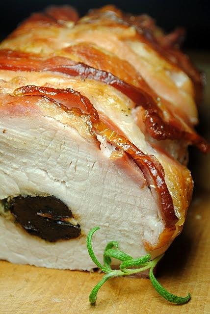 Schab ze śliwką czosnkiem i rozmarynem pod wędzonym boczkiem