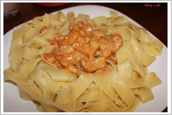 Papardelle z boczkiem i pomidorami