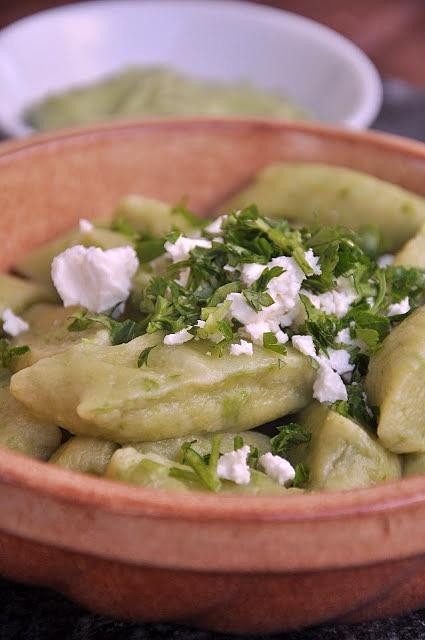 Pistacjowe kopytka z zielonego groszku i estragonem
