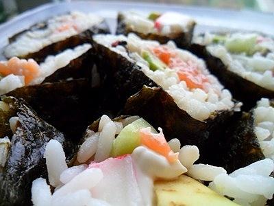 Domowe sushi z wędzonym łososiem i awokado