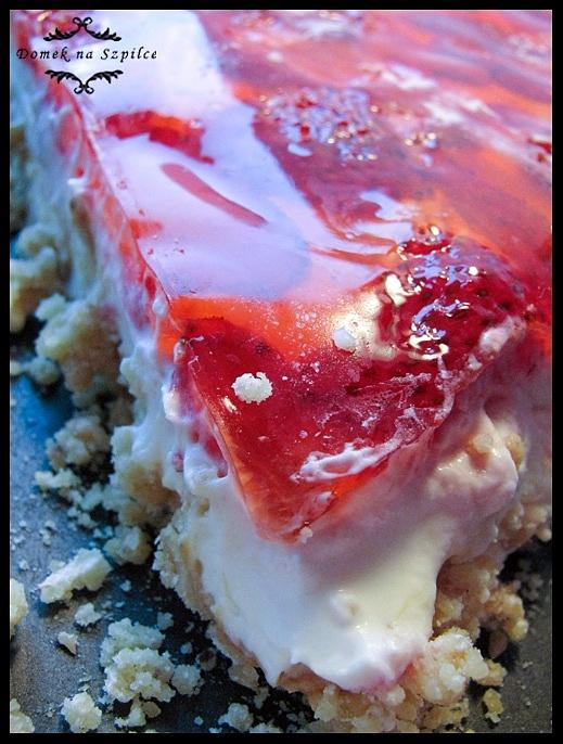 Truskawkowa tarta z mascarpone na spodzie z okruszków