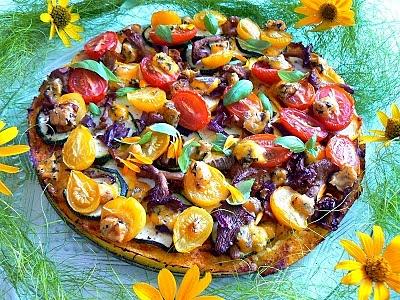 Pizza z cukinią kurkami i serem lazur na polencie