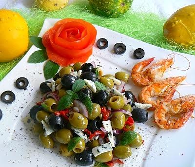 Oliwkowa marynata na ostro z papryczką chili, miętą i serem błękitnym z krewetkami
