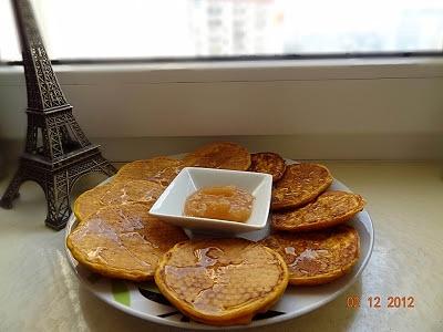 Pancakes dyniowe z miodem, dżemem jabłkowym i słonecznikiem