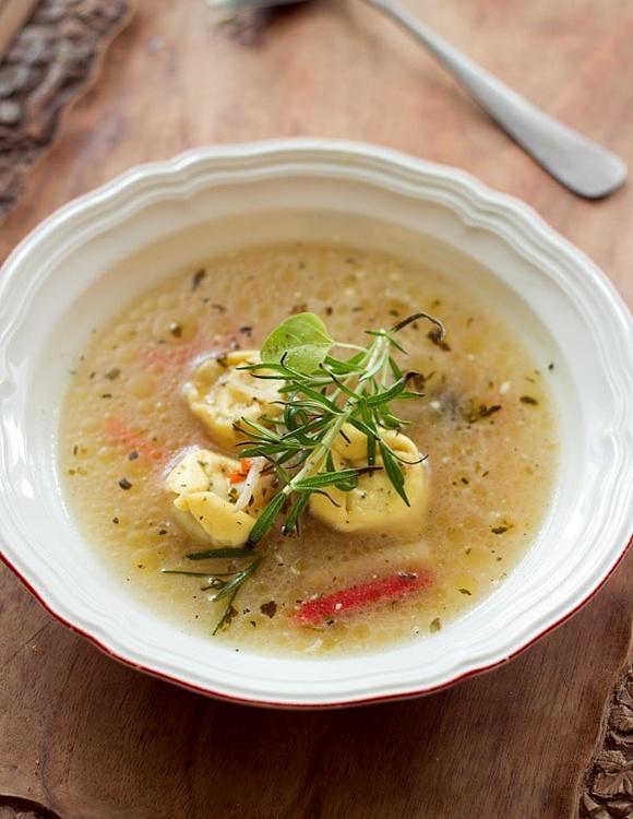 Rosołek z pierożkami tortellini