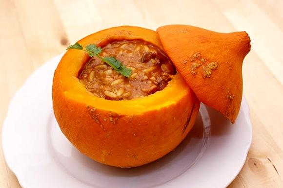 Gulasz wołowy z winem, makaronem, dynią Hokkaido i przyprawą Kamis